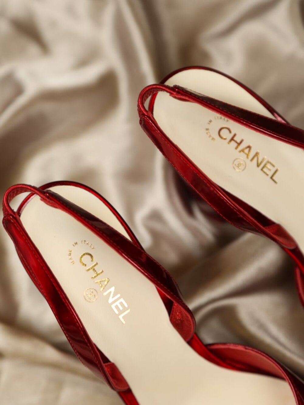 CHANEL Red & Ivory Slingbacks - Picture 4 of 9